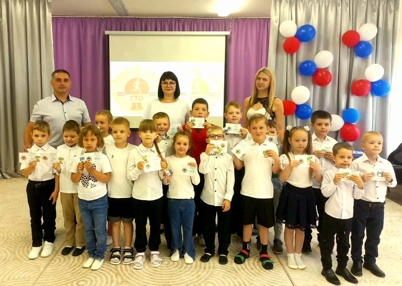 Судьи Центра тестирования ГТО Новоусманского района вручили ребятам из детского сада "Счастливое детство" заслуженные знаки отличия!.