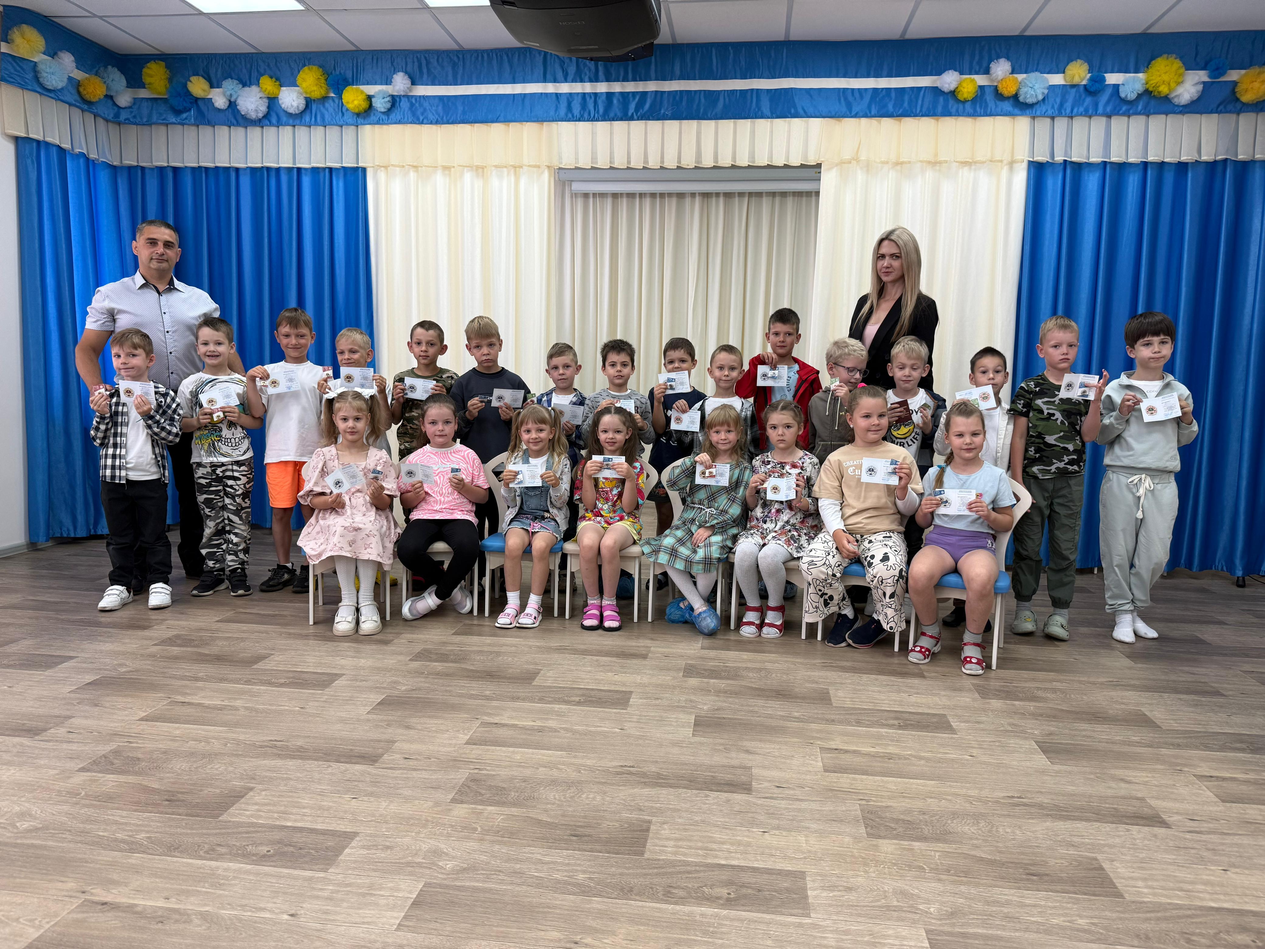 В детском саду "Акварель"состоялось торжественное мероприятие - награждение ребят знаками отличия Всероссийского физкультурно-спортивного комплекса "Готов к труду и обороне"!.