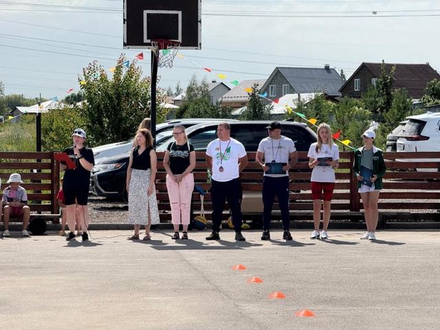 В рамках проекта "В гостях у "Чемпиона", реализуемом при поддержке АНО «Образ  Будущего», в мкр. Радуга состоялось спортивное мероприятие - эстафета среди ТОСовцев с. Новая Усмань..