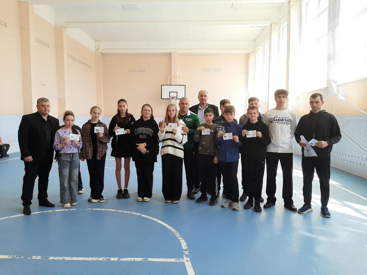 Вручение знаков отличия ВФСК &quot;Готов к труду и обороне&quot; коллективу учителей..