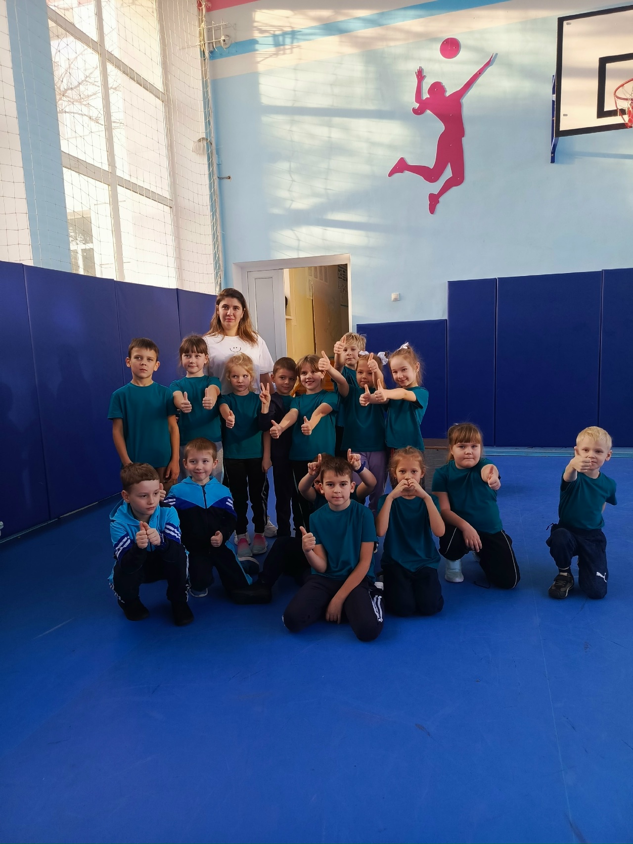 26 ноября учащиеся Никольской средней общеобразовательной школы продемонстрировали свою физическую подготовку, сдав нормативы Всероссийского физкультурно-спортивного комплекса "Готов к труду и обороне" (ВФСК ГТО)..