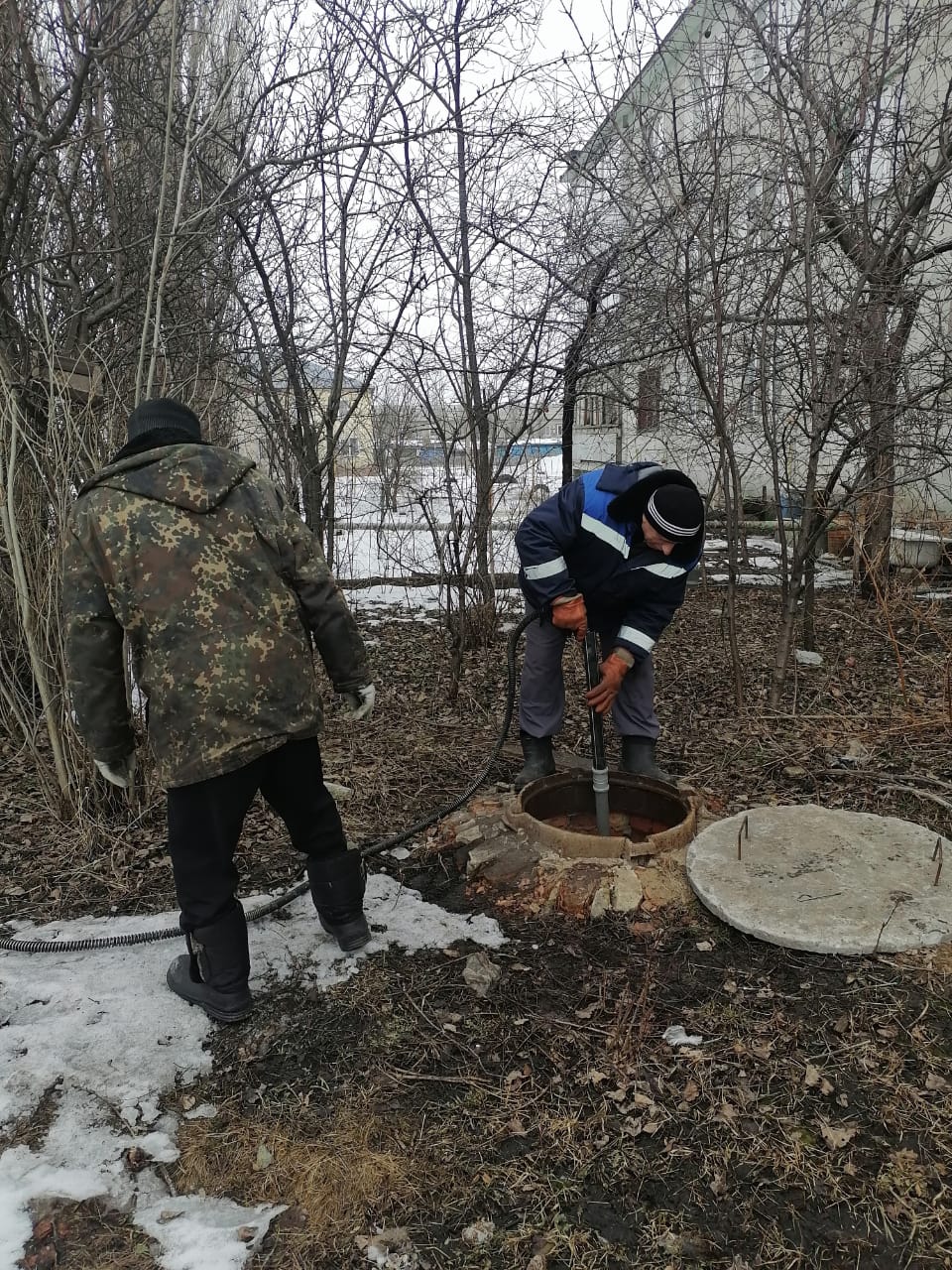 Сотрудниками МКП НСП «ЖКХ Масловское» быстро и качественно проведена очистка канализационной системы по ул.Школьная..