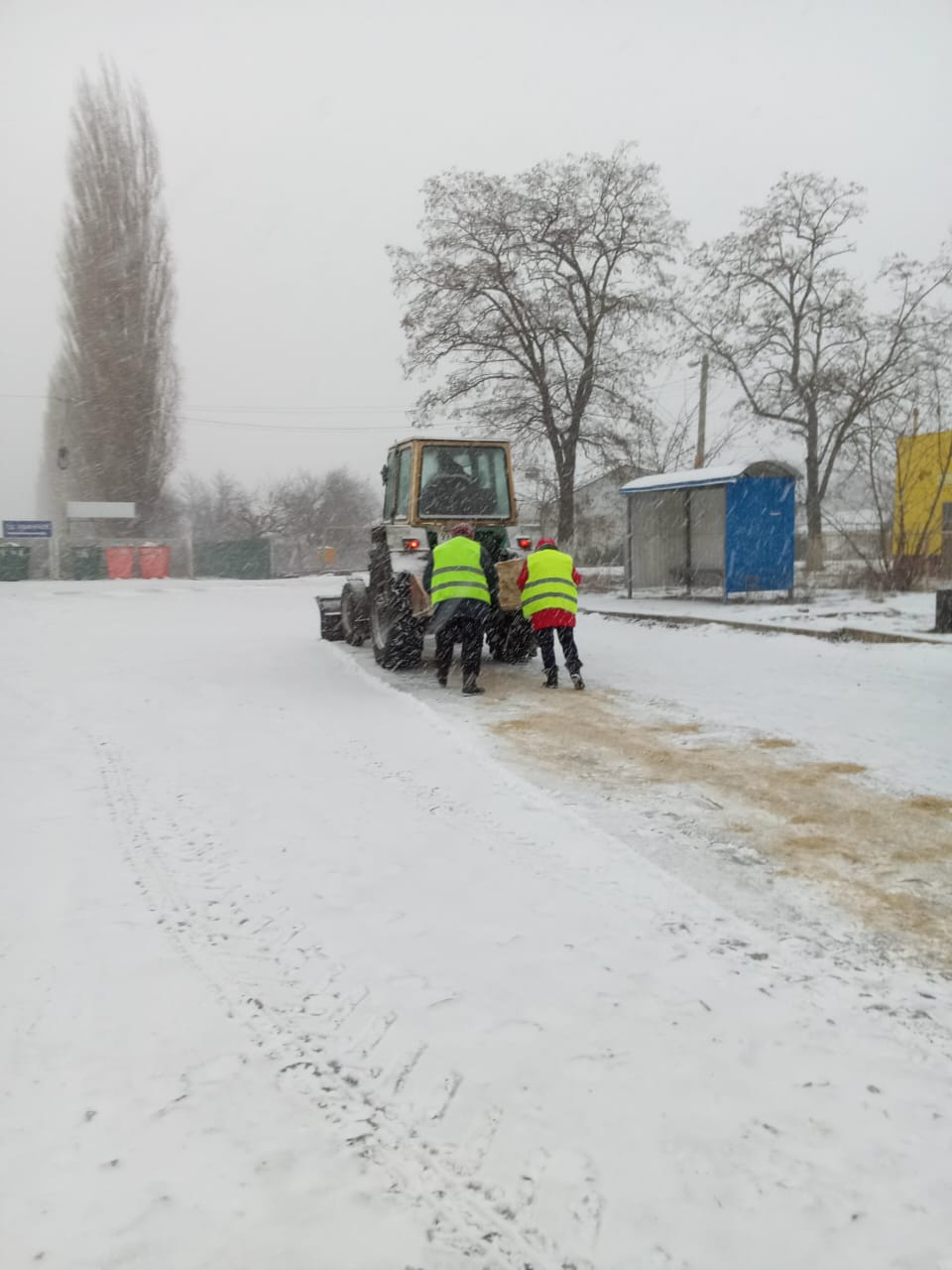 В Никольском сельском поселении продолжается уборка улиц от снега и наледи..