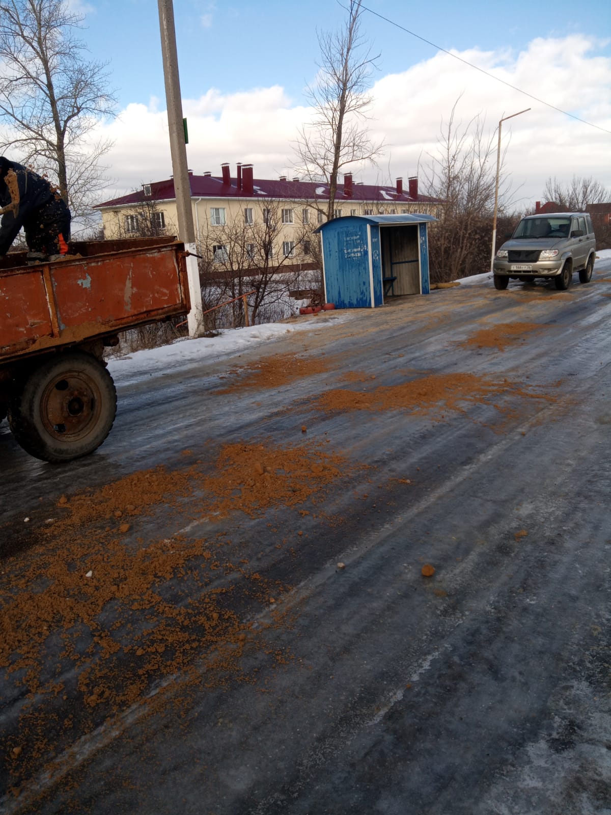 В Никольском сельском поселении проводится обработка дорог и тротуаров пескосоляной смесью от наледи..