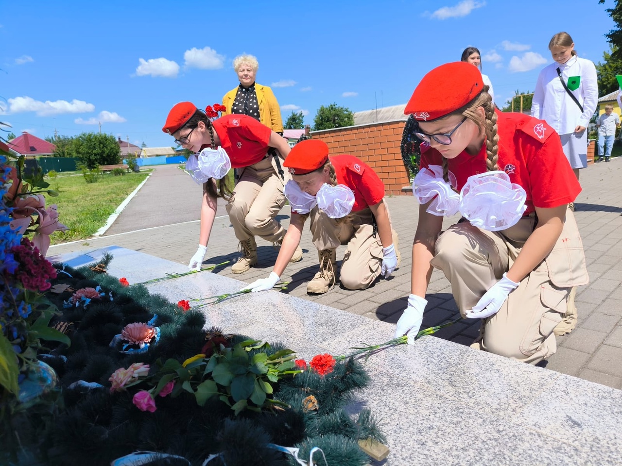 22 июня в поселке совхоза &quot;Воронежский&quot; Никольского сельского поселения прошел траурный митинг, посвященный Дню памяти и скорби..