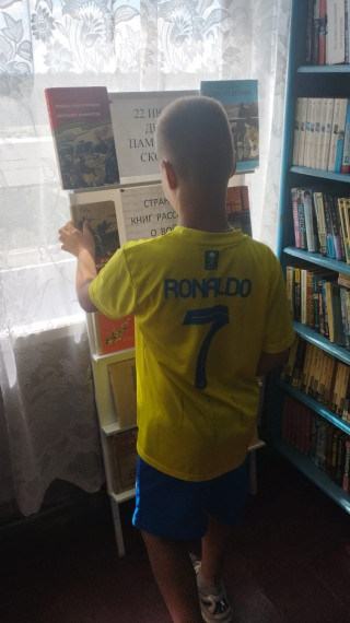 В Воронежской сельской библиотеке оформлена тематическая книжная выставка "Страницы книг расскажут о войне"..